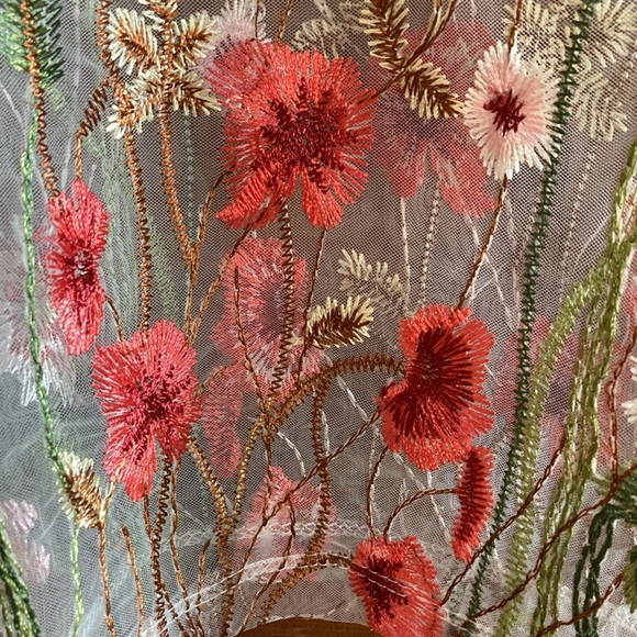 Embroidered blouse - Picture 7 of 10